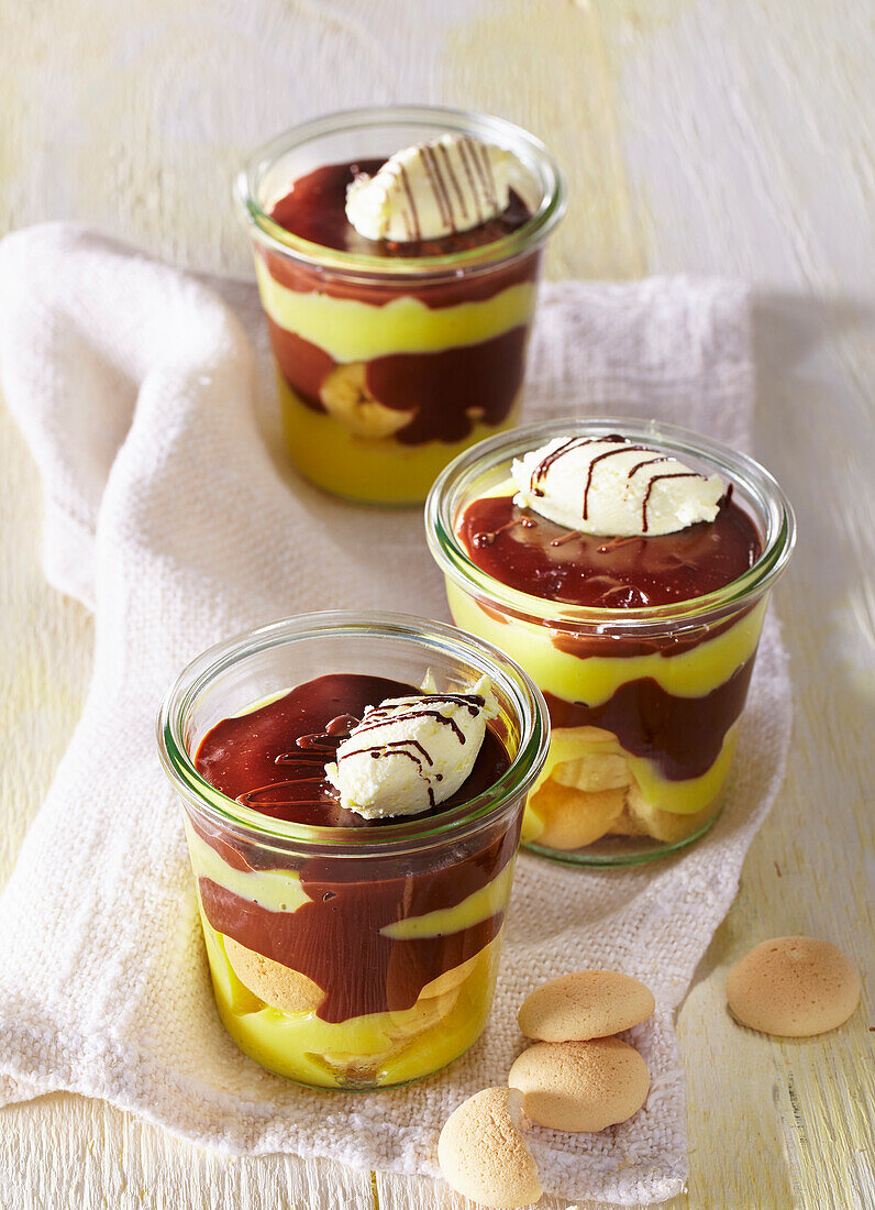 Zweifarbiges Puddingdessert mit Banane und Keksen