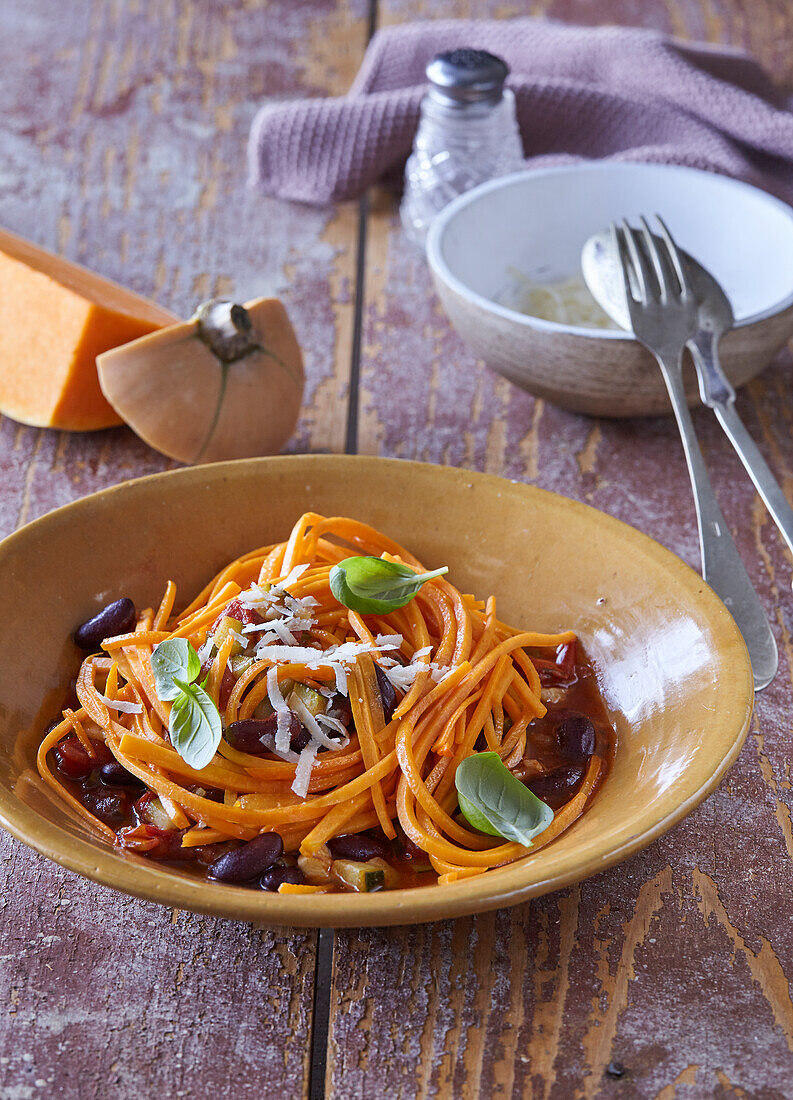 Kürbisspaghetti mit Kidneybohnen