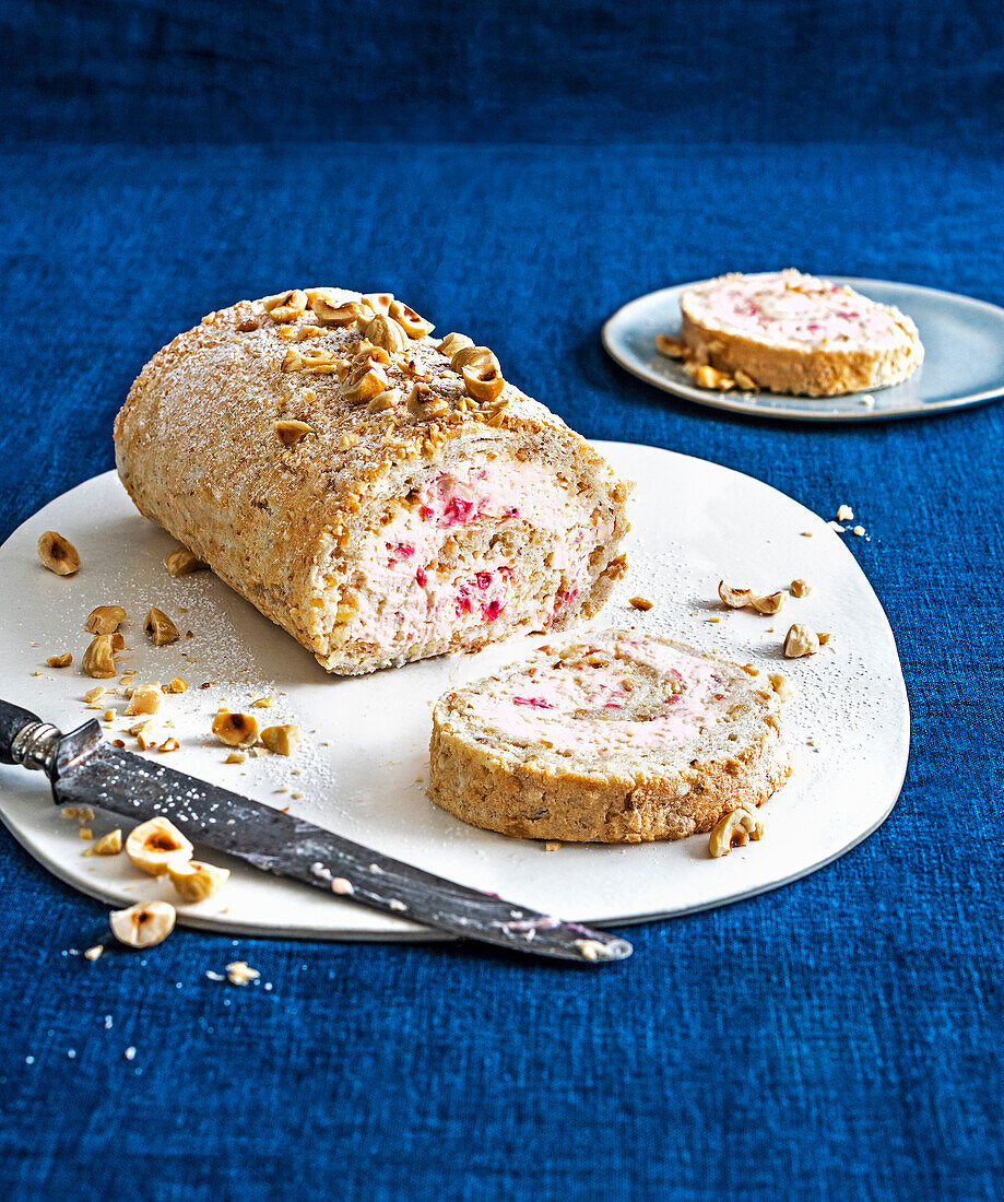 Haselnuss-Himbeer-Roulade