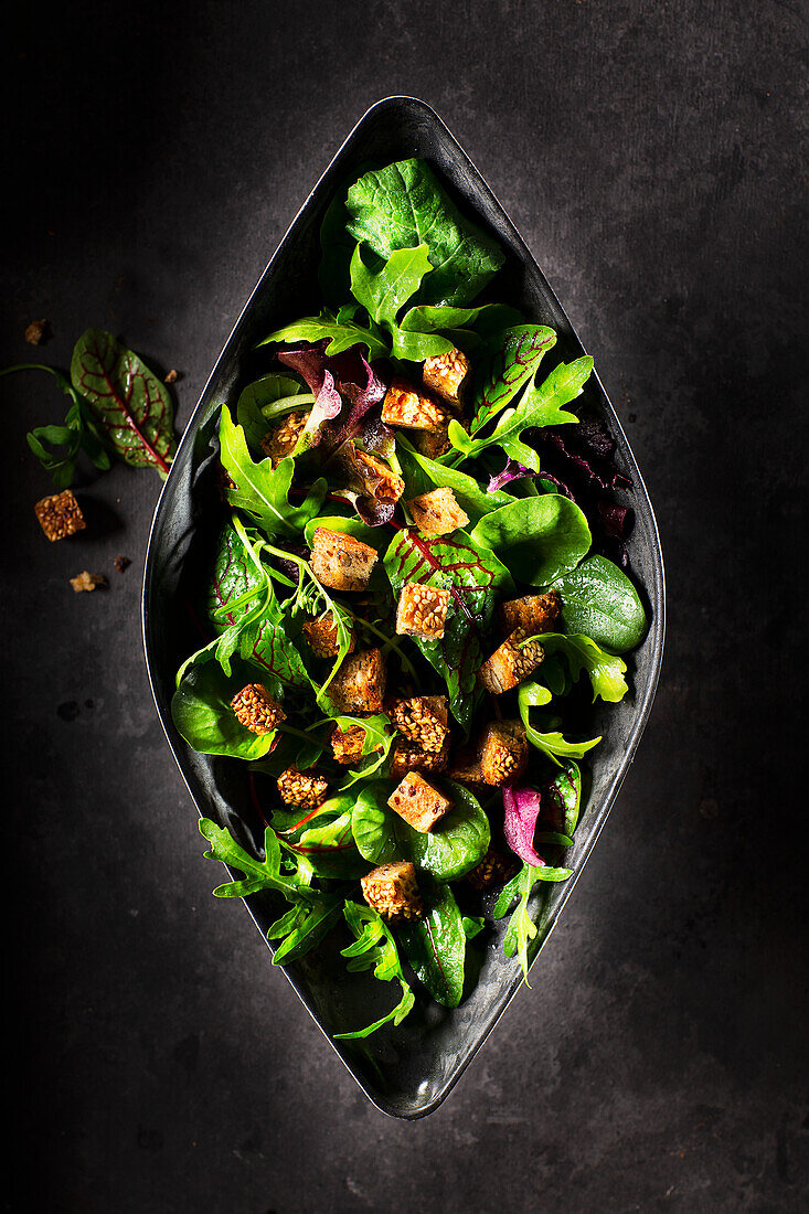 Gemischter Salat mit Rucola, Rote-Bete-Blättern und Croûtons