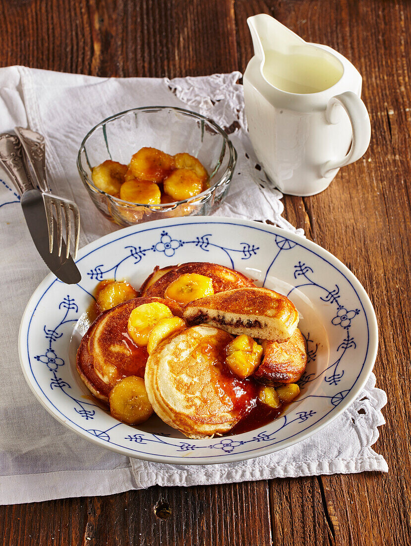 Pancakes mit Bananen und Schokolade