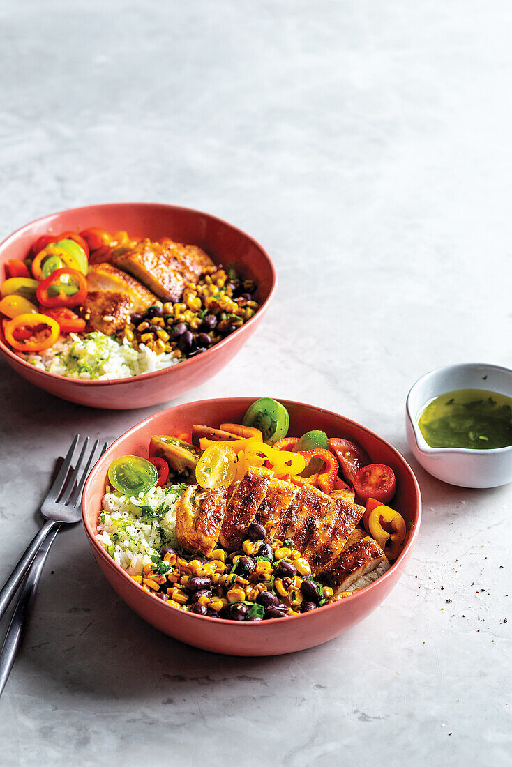 Hühnchen Burrito Bowl mit Reis und Gemüse