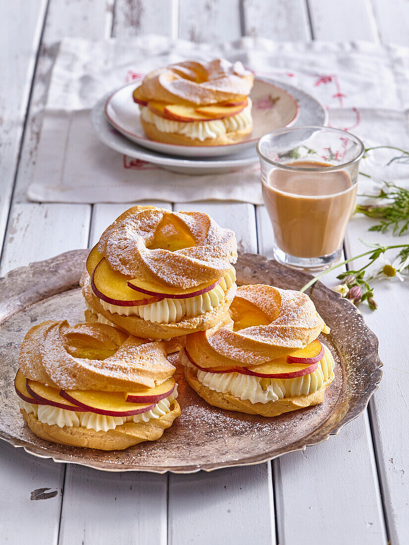 Small wreaths from choux pastry with peaches