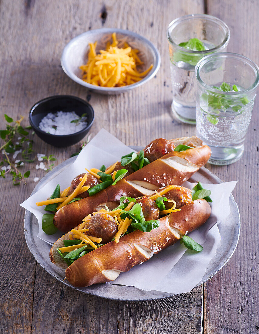 Laugenstangen mit Fleischbällchen, Salat und Käse