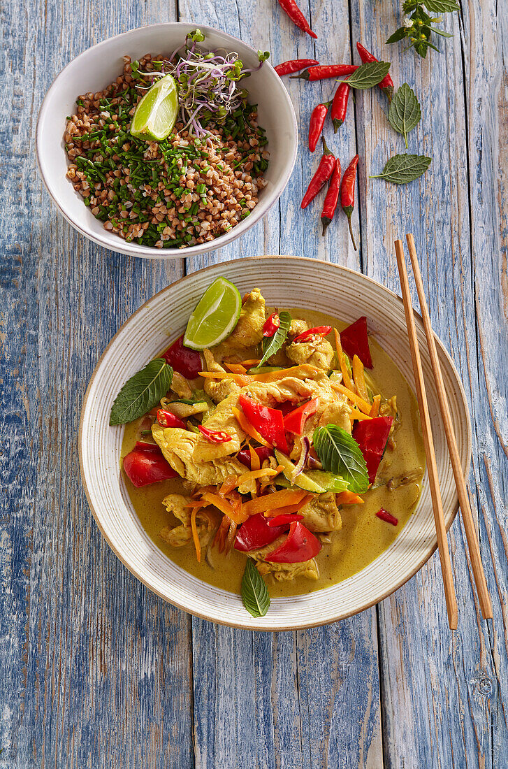 Grünes Curry mit Hühnerfleisch und Paprika