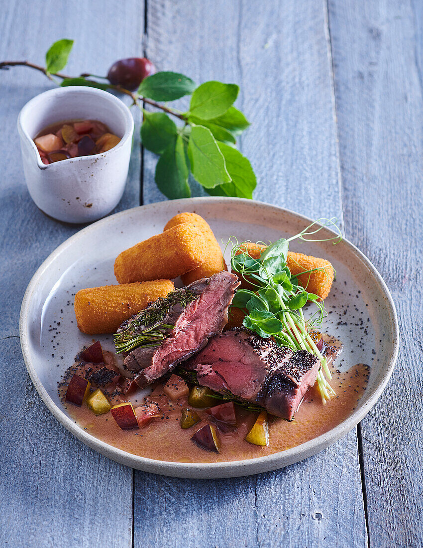 Hasenrücken mit Pflaumensauce und Kroketten