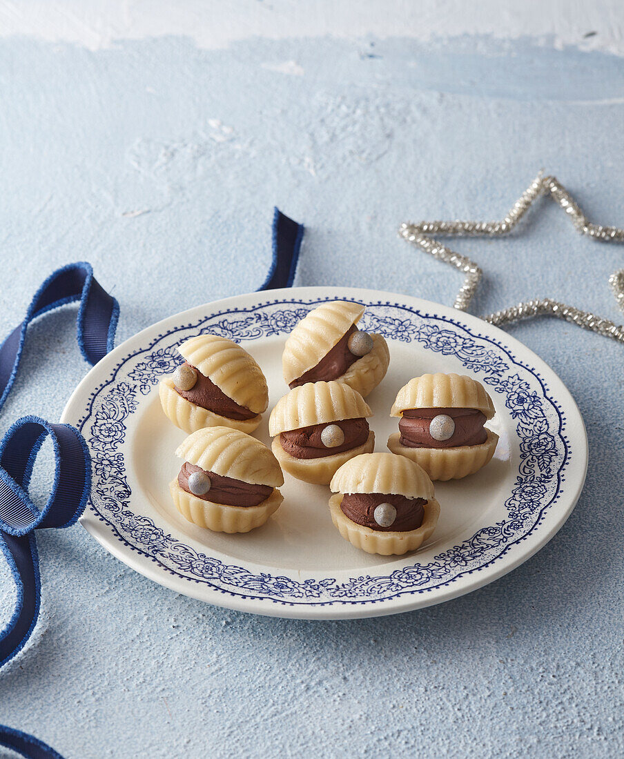 Marzipan shells with chocolate cream