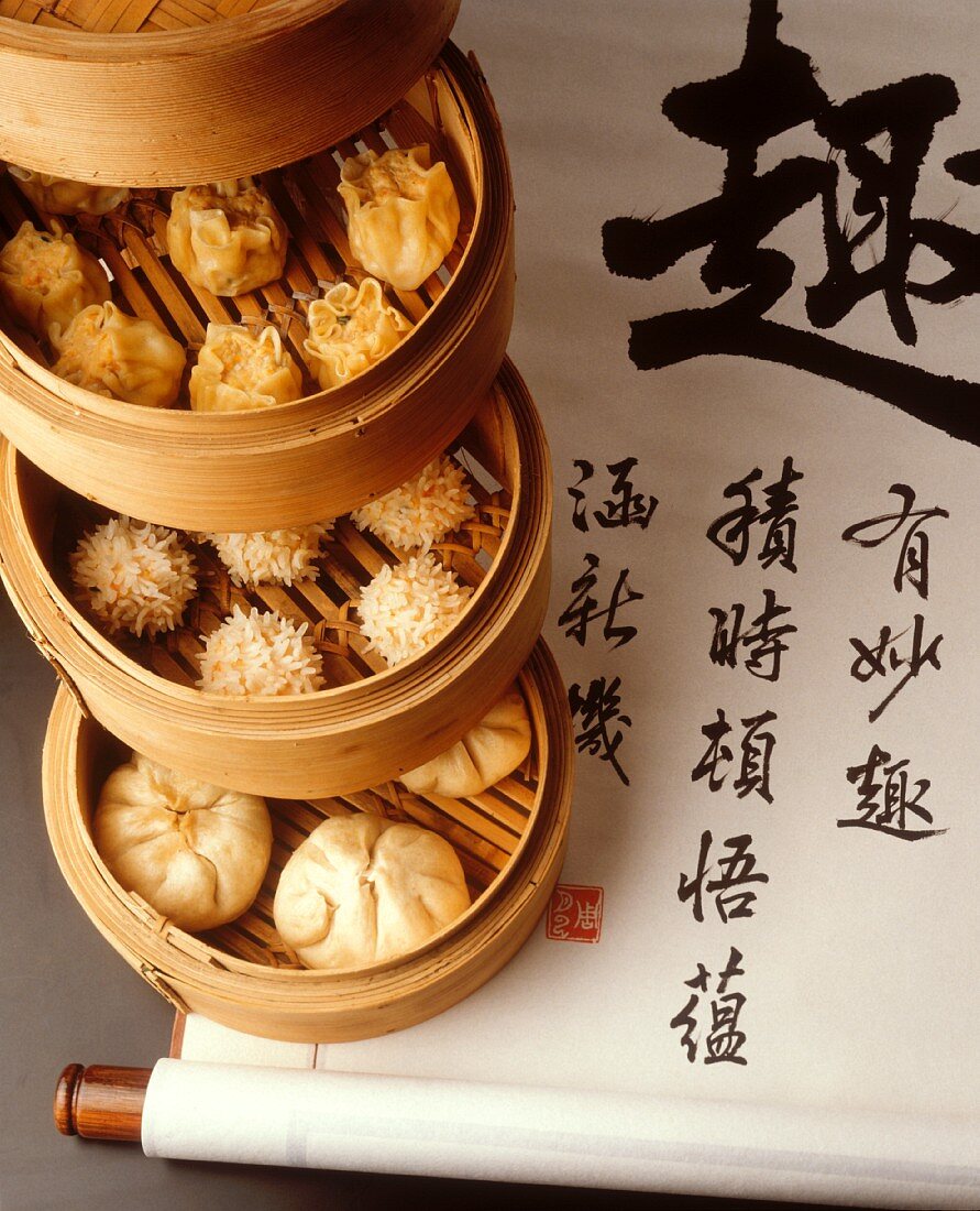 Chinesische Dim-Sums (Imbiss-Häppchen) in Dampfkörbchen