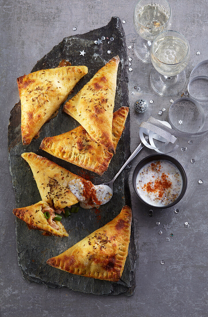 Pirogi (Pirozhki) mit geräuchertem Hühnerfleisch (Weihnachten)