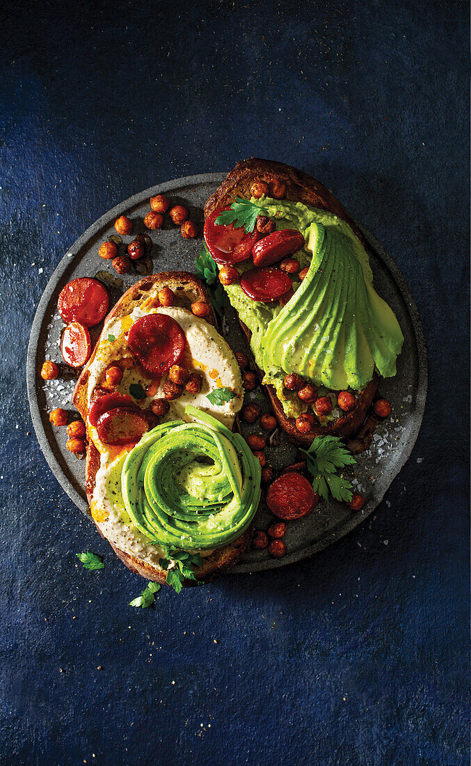 Röstbrot mit Hummus, Avocado und Chorizo