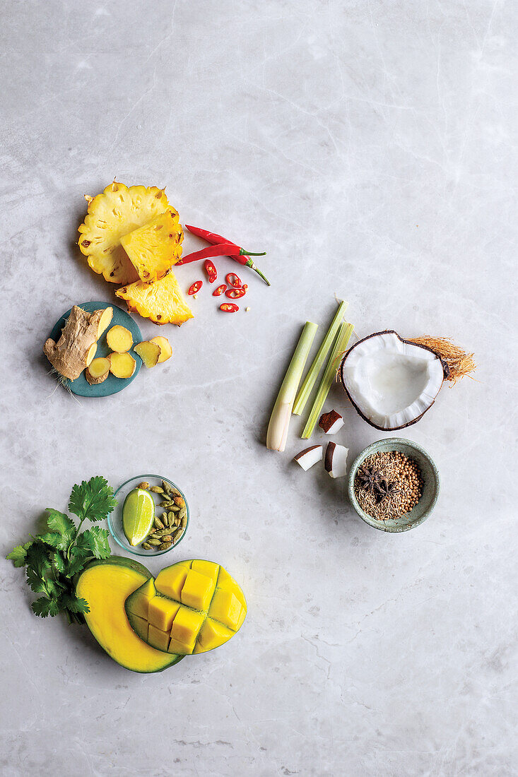 Ananas, Kokosnuss und Mango kombiniert mit asiatischen Gewürzen