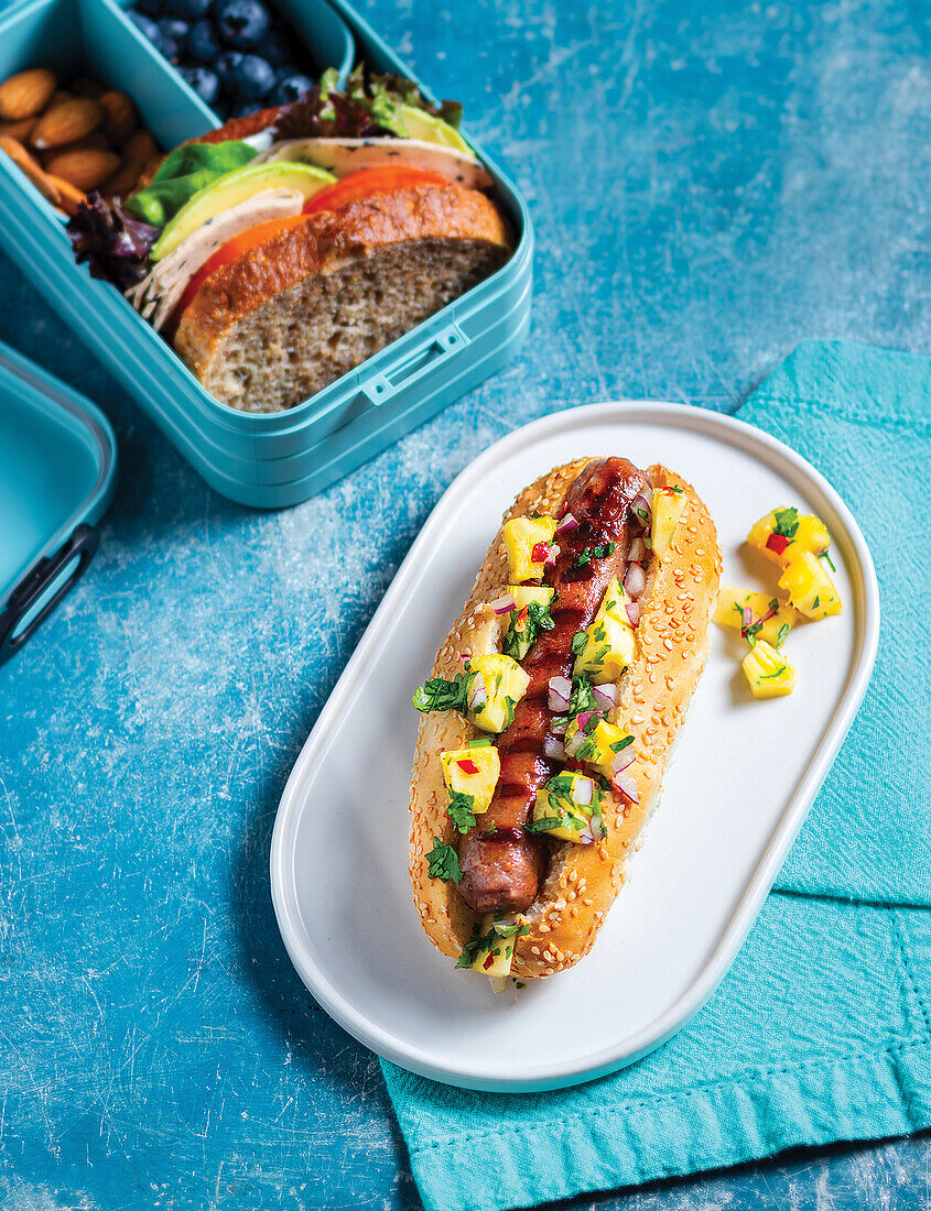 Hawaiianischer veganer Hot Dog und veganes Sandwich mit Aufschnitt