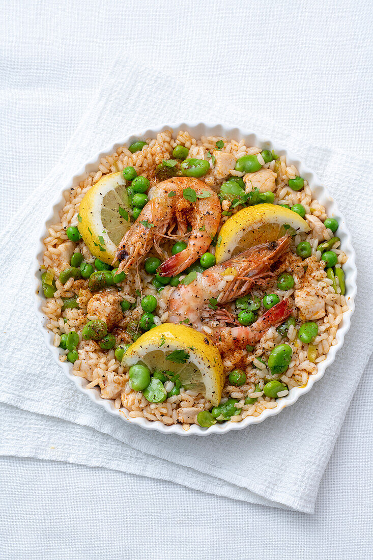 Frühlings-Paella mit Riesengarnelen, Erbsen und Bohnen