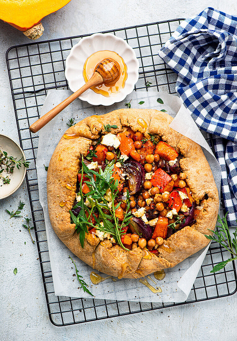 Honey-pumpkin tart with goat's cream cheese