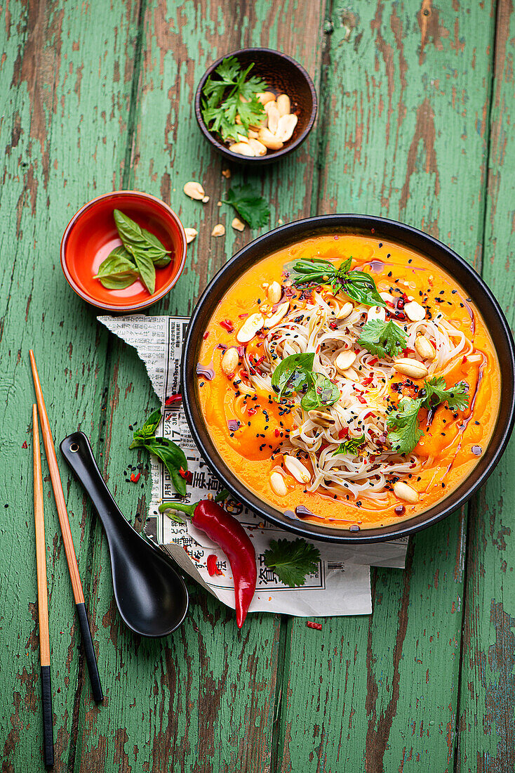 Kürbissuppe Asia Style mit Kokosmilch, Ingwer und Reisnudeln