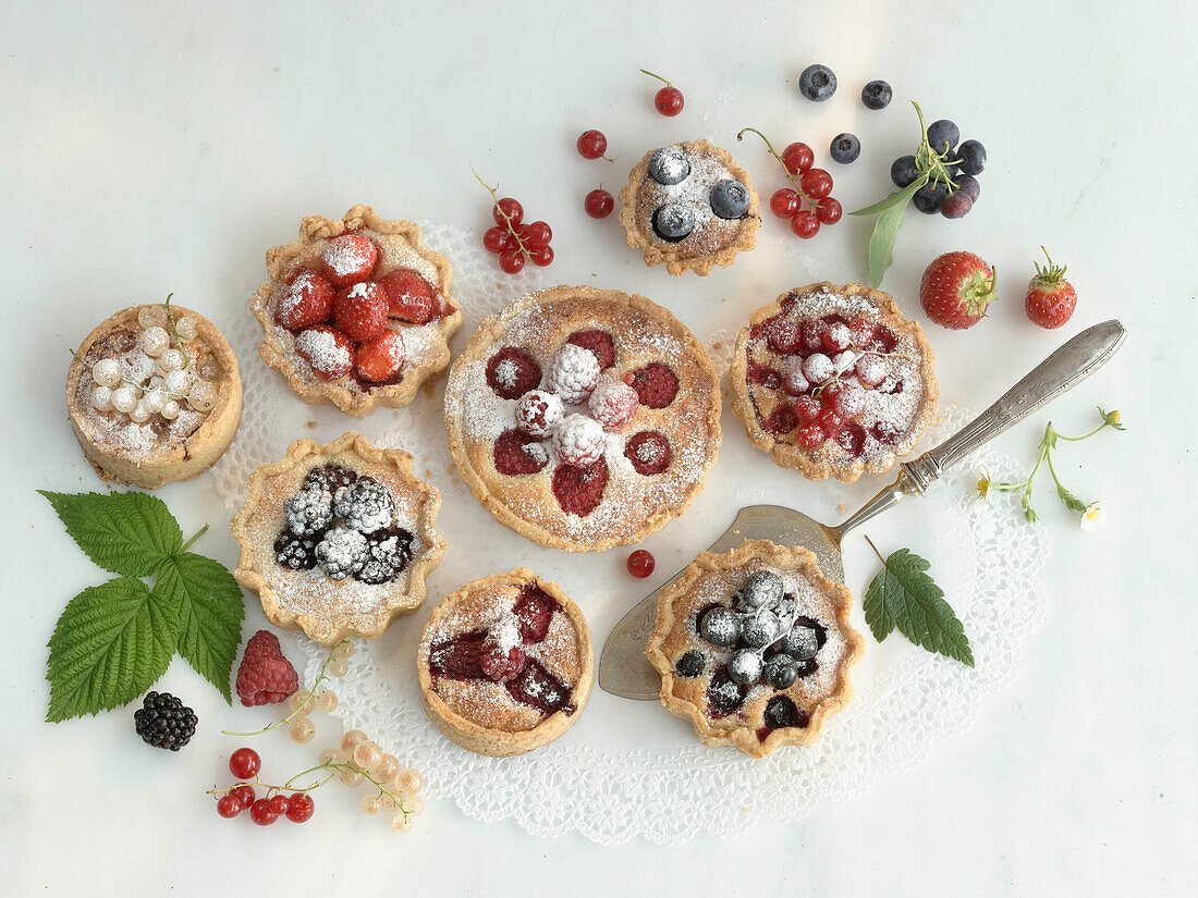 Almond cream tartlets with berries