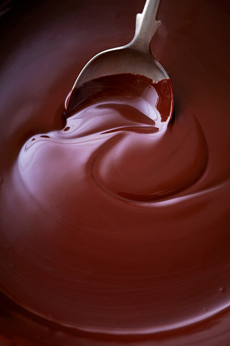 Löffel in geschmolzener Schokolade