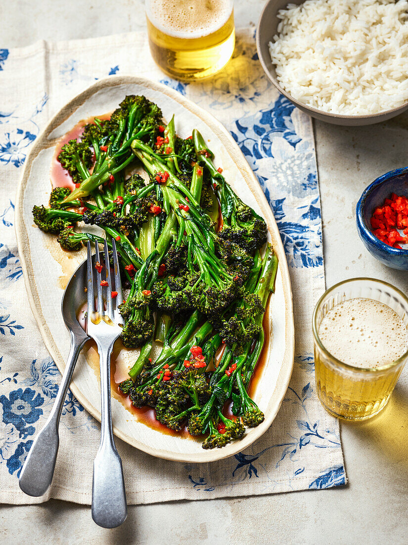 Broccolini in Austernsauce serviert mit Reis und Bier