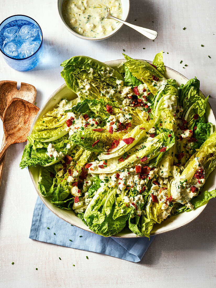 Salatherzen mit Schnittlauch-Blauschimmelkäse-Dressing