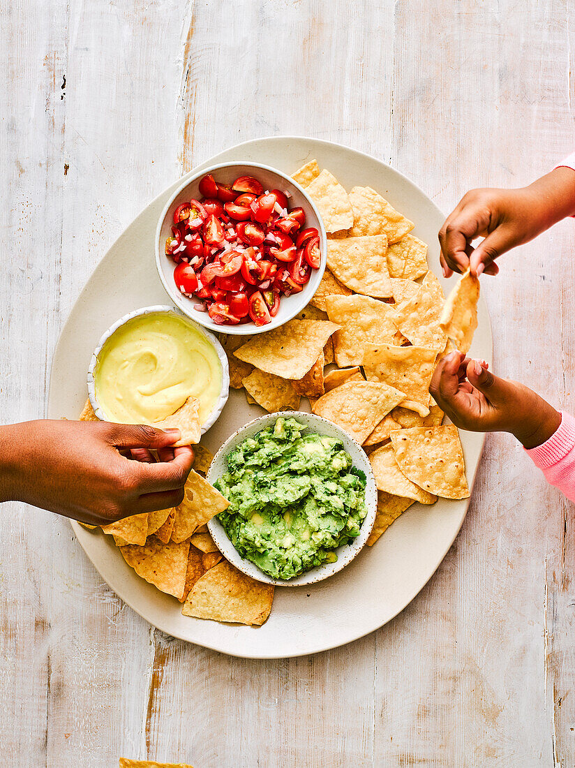 Tortilla-Chips und Dips