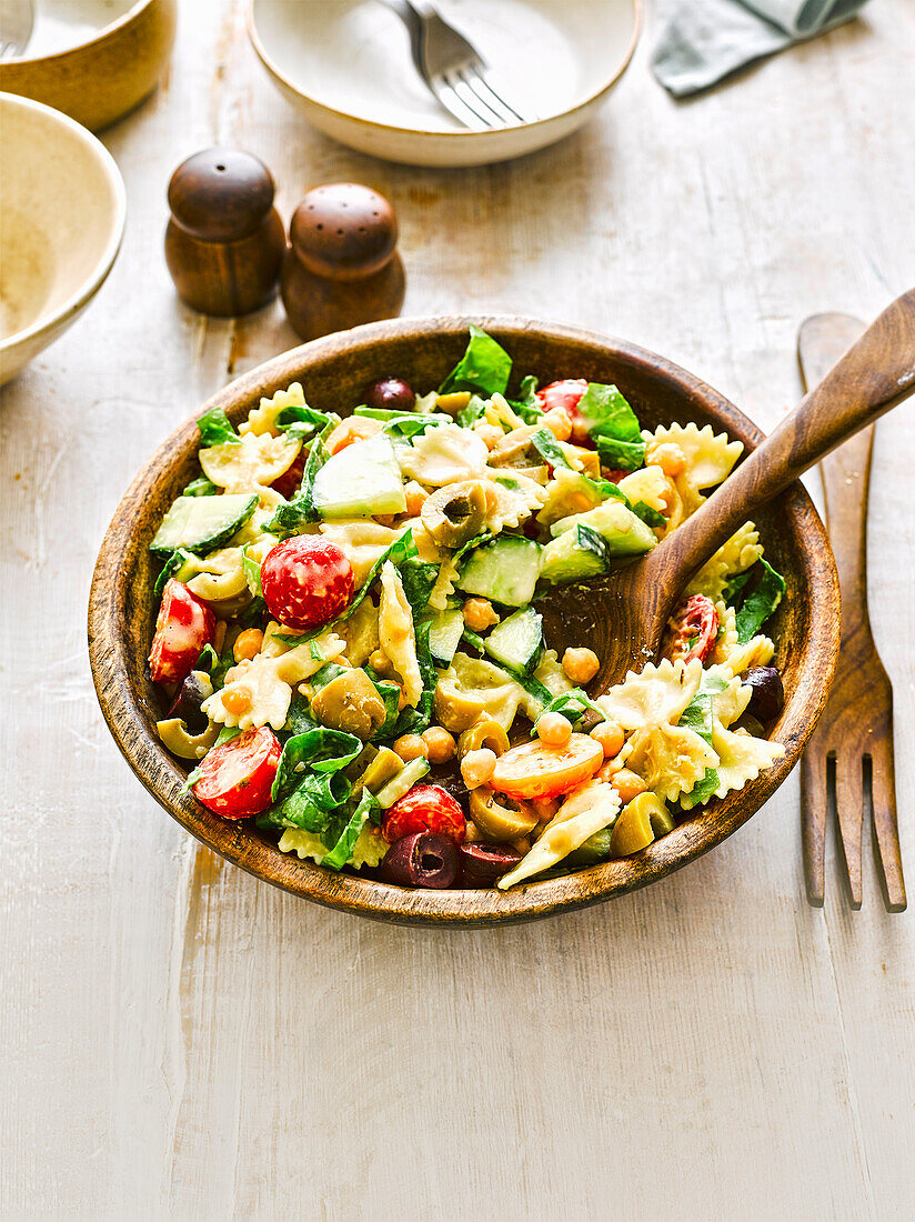 Veggie hummus pasta picknick salad