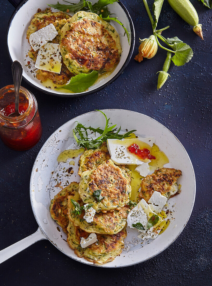 Zucchini-Pfannkuchen mit Feta