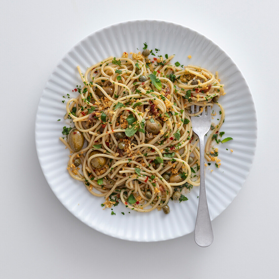 Spaghetti mit Sardellen und grünen Oliven