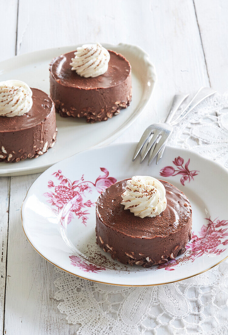 Chocolate tartlets with eggnog