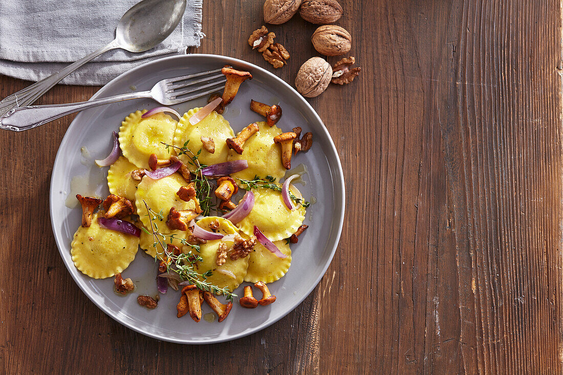 Gelbe Pilzravioli mit Thymian und Walnüssen