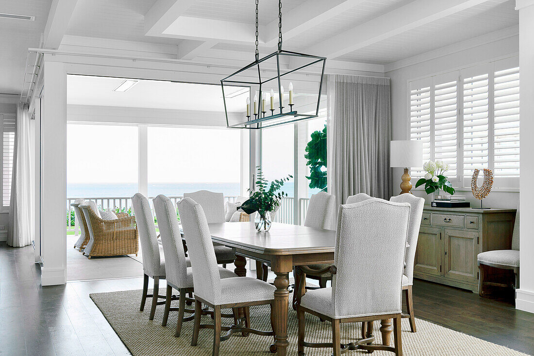 Elegantes Esszimmer mit Holztisch und gepolsterten Stühlen