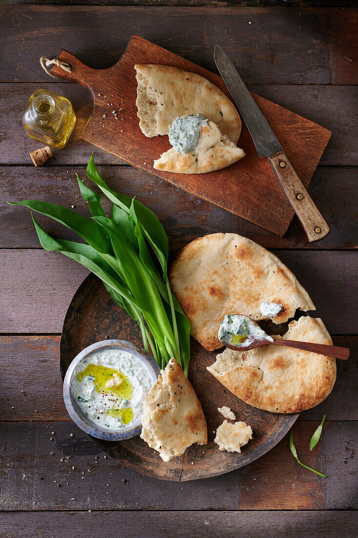 Frischkäse mit Bärlauch und indisches Brot