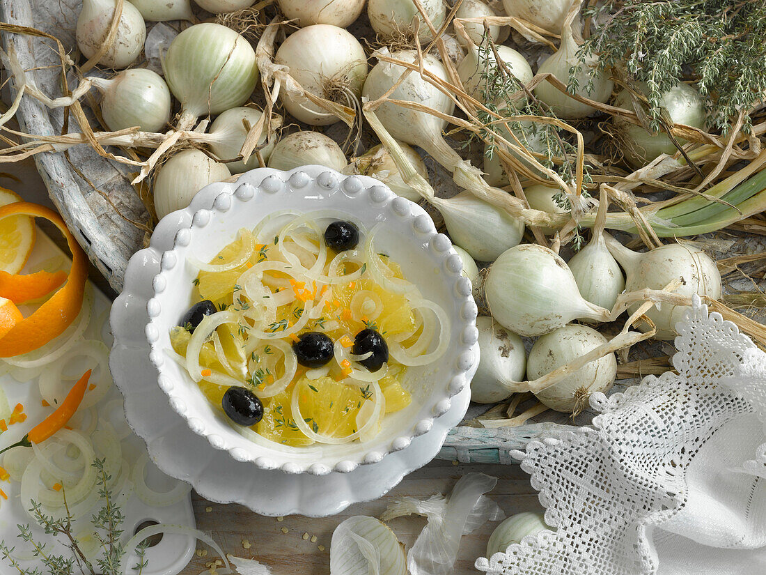 Zwiebelsalat mit Apfelsinen und Oliven