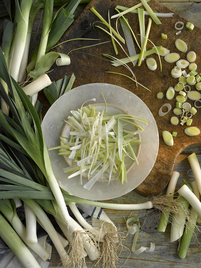 An arrangement of whole leeks and sliced leeks