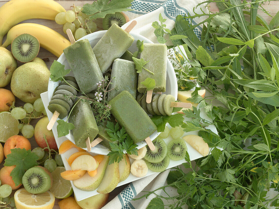 Grünes Smoothie-Eis aus Kräutern und Obst