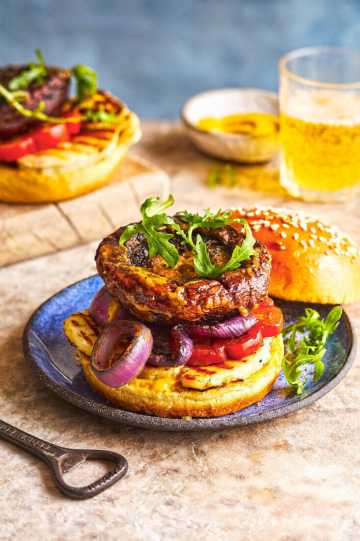 Veggie-Burger mit Miso-Pilz und Halloumikäse