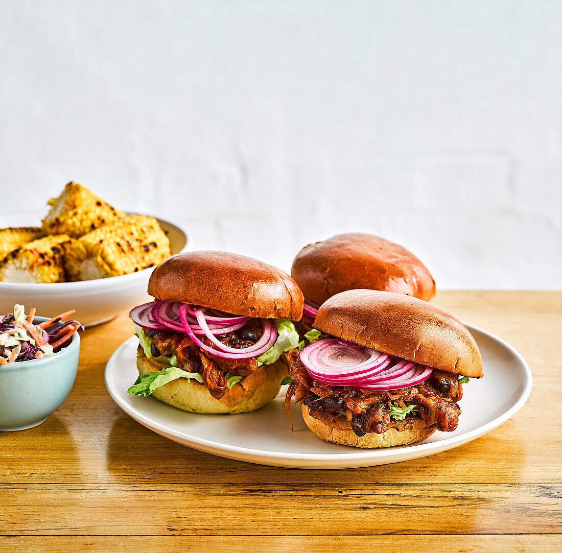 Burger mit gegrillter Pulled Aubergine und schwarzen Bohnen