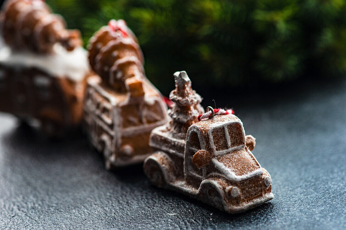 Lebkuchen in Form von Autos und Lastwagen mit Zuckerüberzug