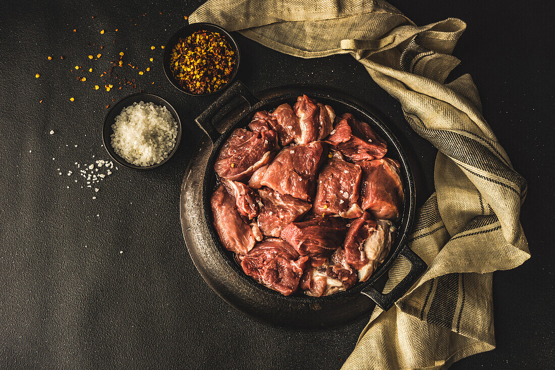 Rohes Schweinefleisch daneben Gewürze