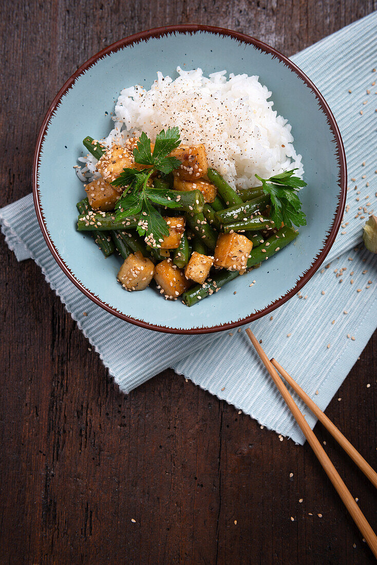 Marinierter, gebratener Tofu mit grünen Bohnen und Sesam