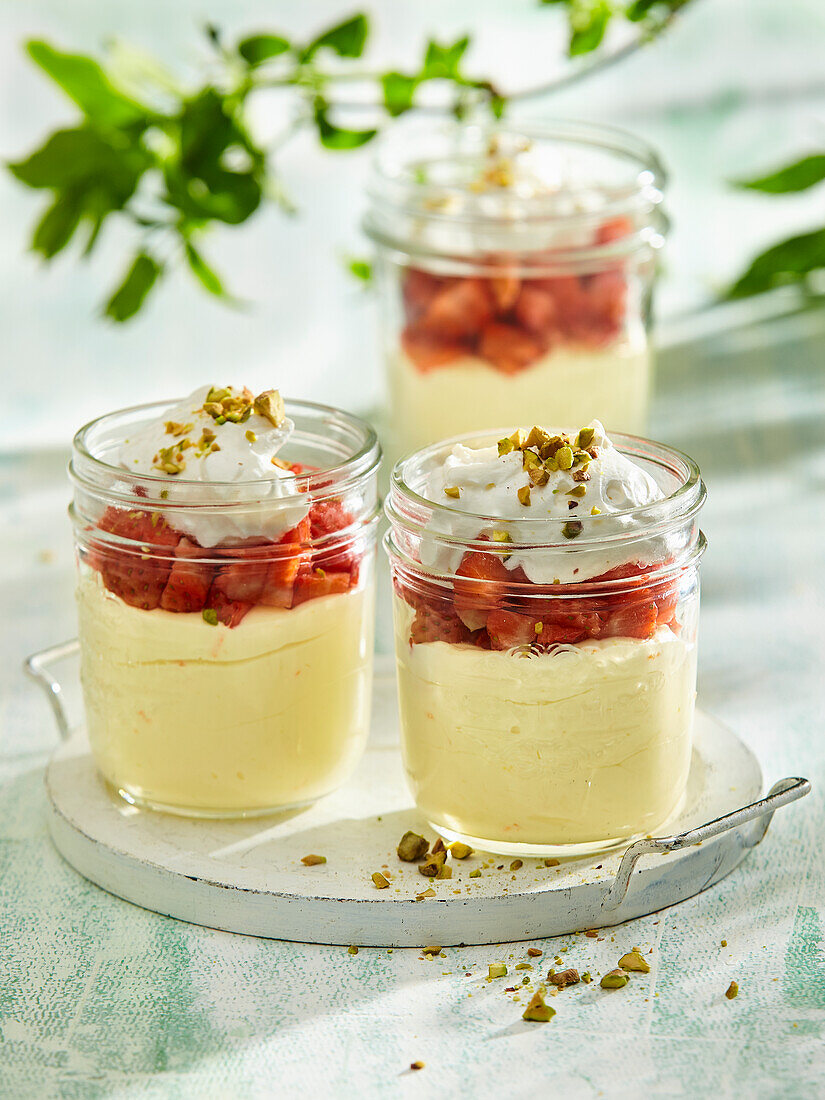 Joghurt mit Erdbeeren und Schlagsahne