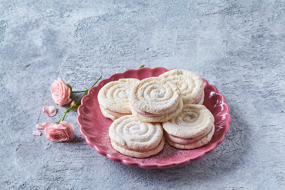 Meringue sandwiches with currant cream