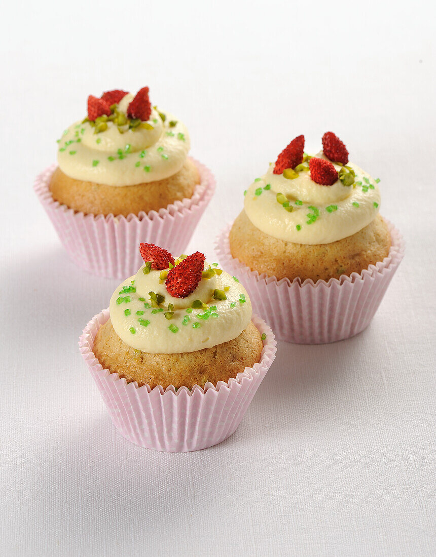 Lemon cupcakes with wild strawberries