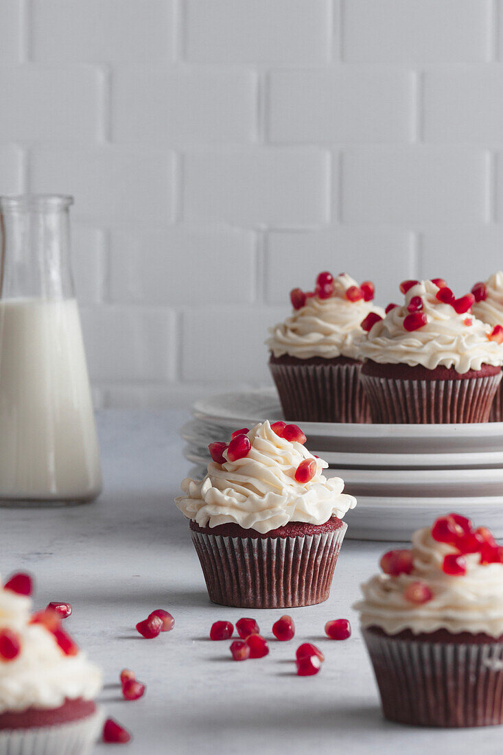 Red-Velvet-Cupcakes mit Granatapfelkernen