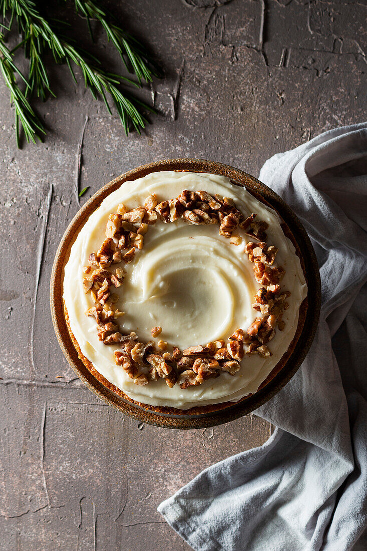 Karottenkuchen mit Frischkäse-Frosting und Walnüssen