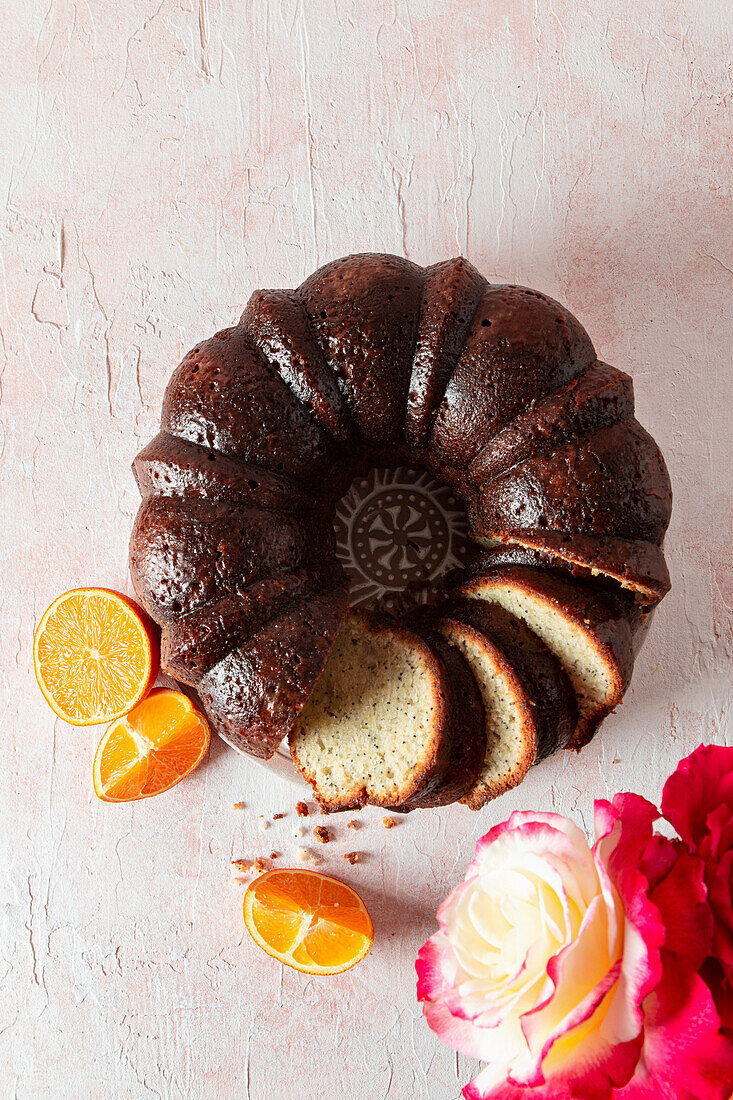 Bundt Cake mit Mandeln, Orangen und Mohn