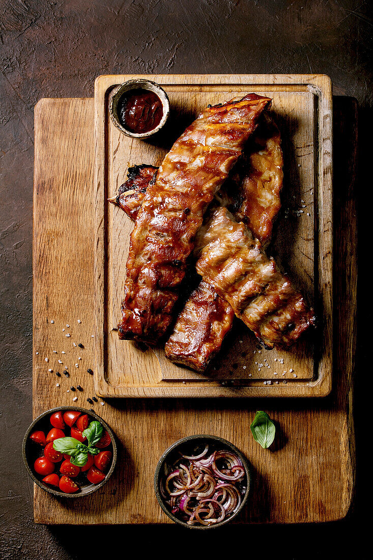 Grilled pork ribs, served with marinated onions, cherry tomatoes, basil and barbeque sauce