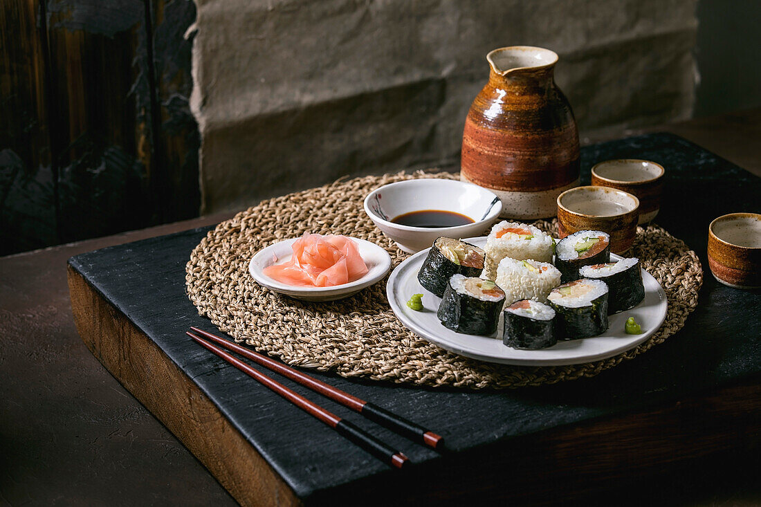 Sushi mit Lachs, Omelett und Avocado dazu Ingwer und Sojasauce