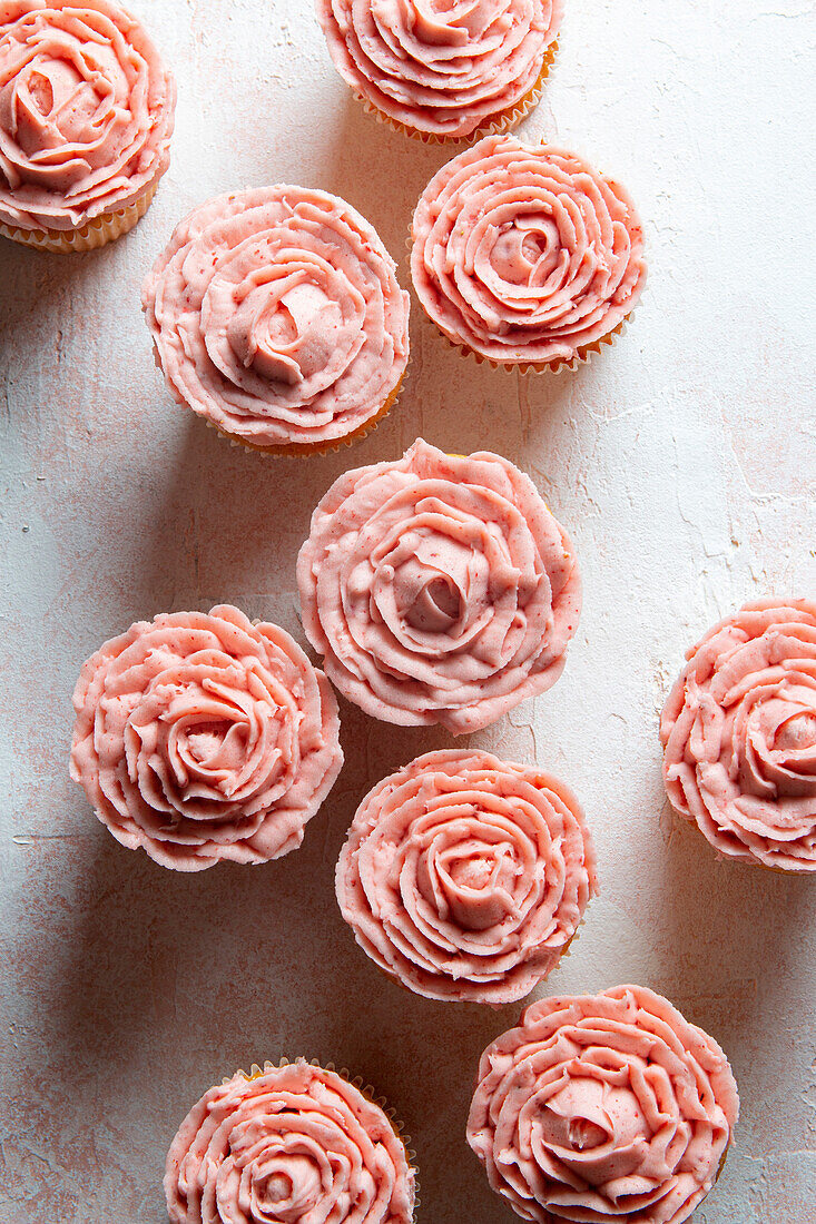 Vanille-Cupcakes mit Erdbeerbuttercreme