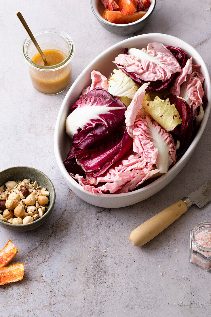 Radicchio-Salat mit Orangen und Haselnüssen zubereiten