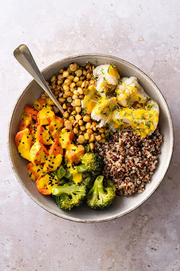 Veggie-Bowl mit Quinoa und Kurkuma-Tahini-Sauce